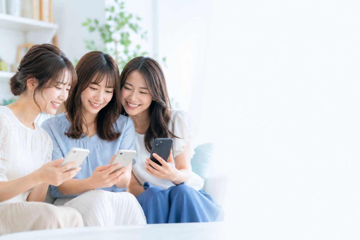 スマホを見ながら学び合う受講者